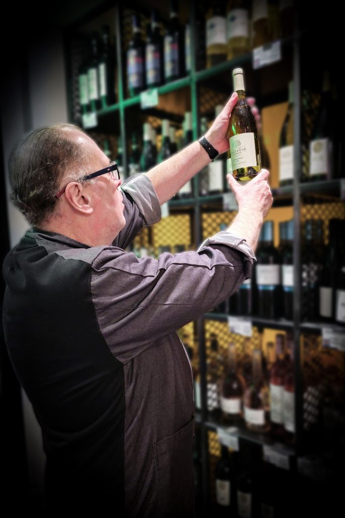 Keurslager Jan De Meulder selecteert wijnen in Brasschaat