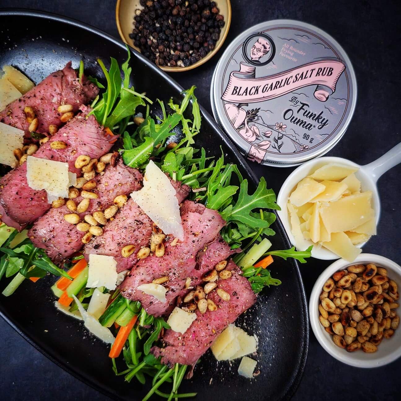 Ambachtelijke black pepper rosbiefrolletjes met rucola en Black Garlic Salt – Keurslager De Meulder Brasschaat