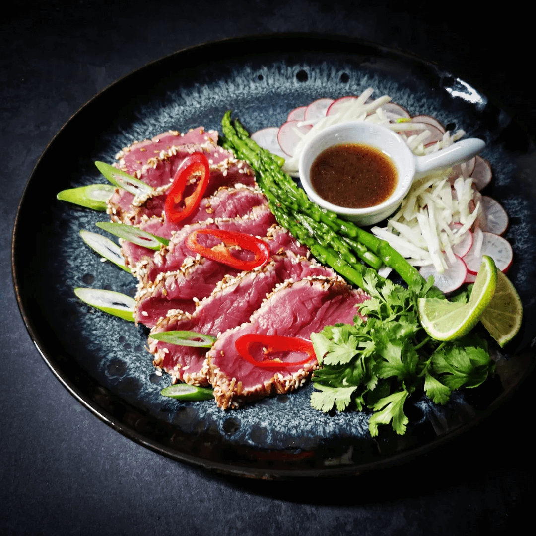 Beef tataki met ponzu saus, ambachtelijk bereid voorgerecht met vers rundvlees en groenten – Keurslager De Meulder Brasschaat