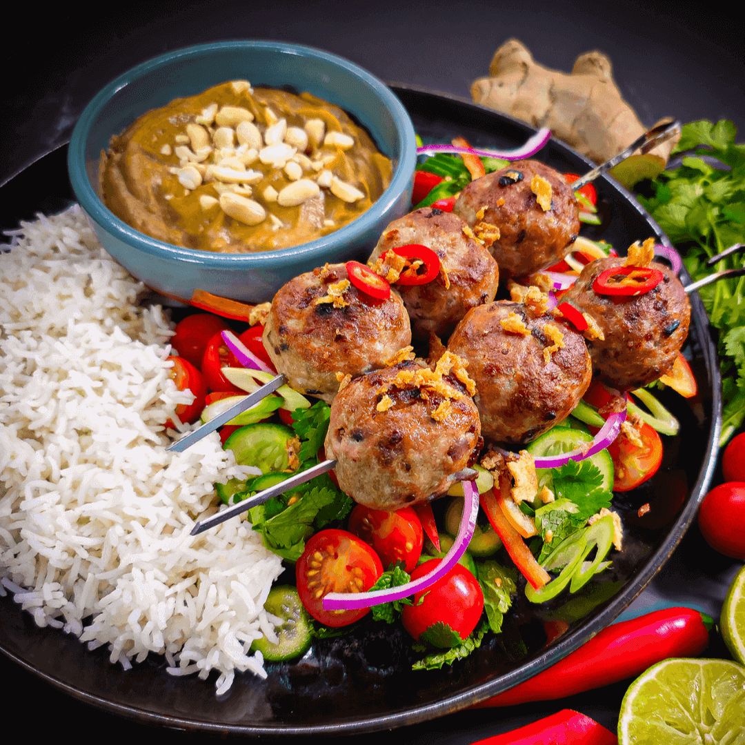 Satéballetjes met pindasaus geserveerd met rijst op een bord – ambachtelijk gerecht van Keurslager De Meulder uit Brasschaat