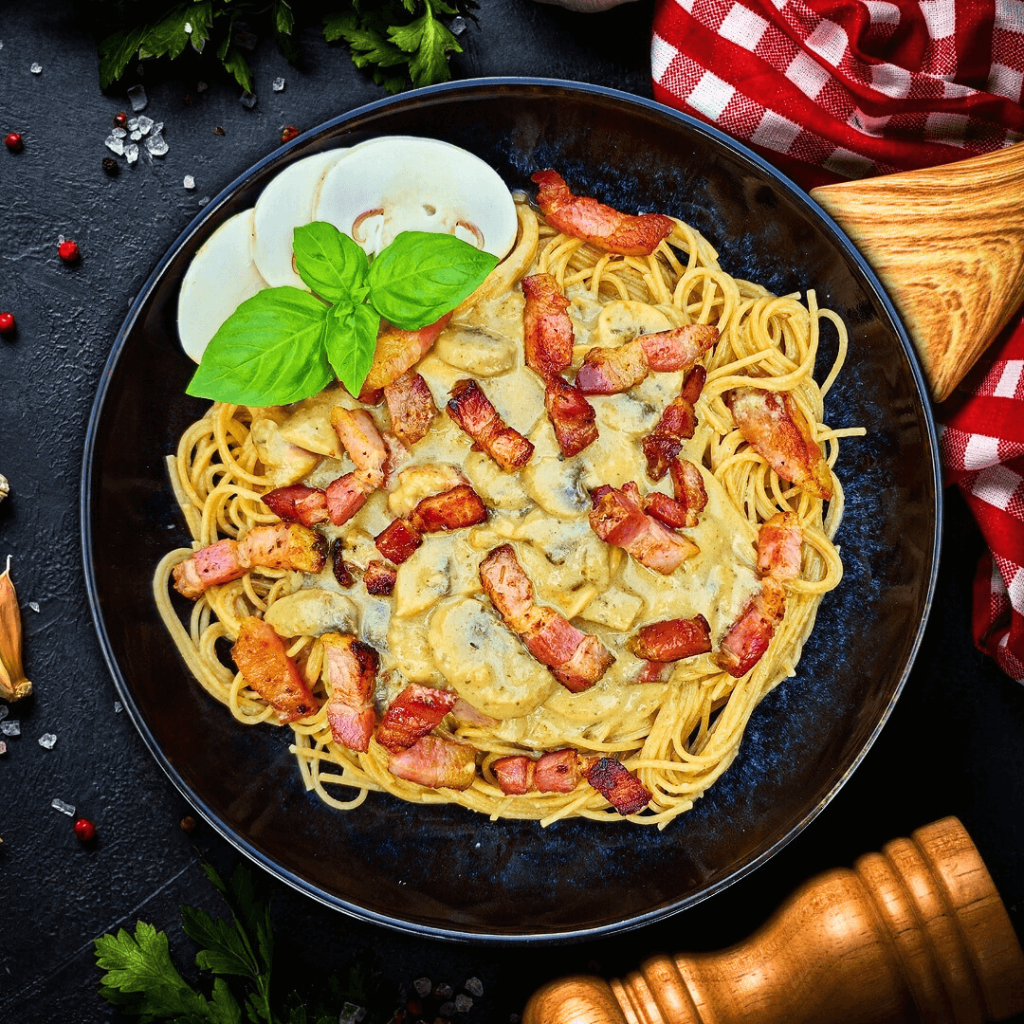 Pasta funghi met romige paddenstoelensaus en traag gegaard buikspek