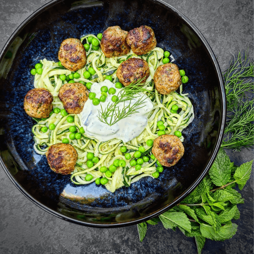 Courgetti met gehaktballetjes van munt en dille en romige tzatziki
