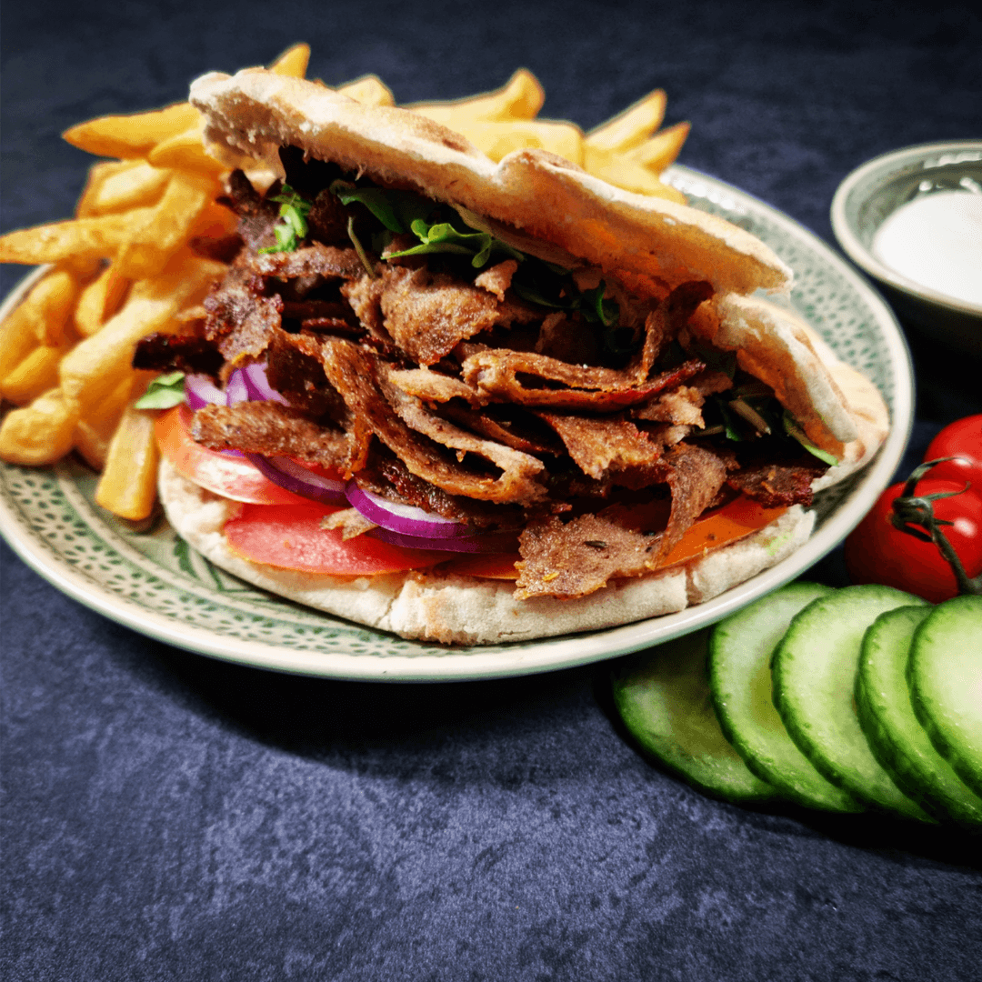 Homemade broodje döner met gekruid kalfsgehakt, groenten en looksaus
