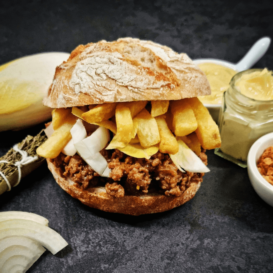 The Sloppy Belgian, een Belgisch broodje met gehakt, bier, frietjes en witloof