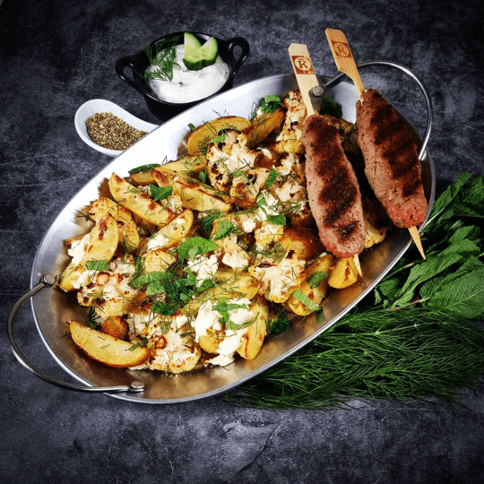 Griekse kofta met traybake van krieltjes, bloemkool en feta