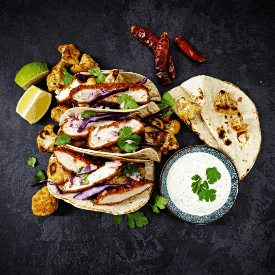 Mexicaanse schnitzel taco’s met koriander limoen aioli en geroosterde bloemkool
