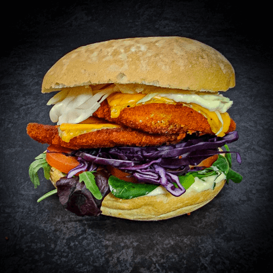 Schnitzel burger met rode en witte kool en mierikswortelmayonaise