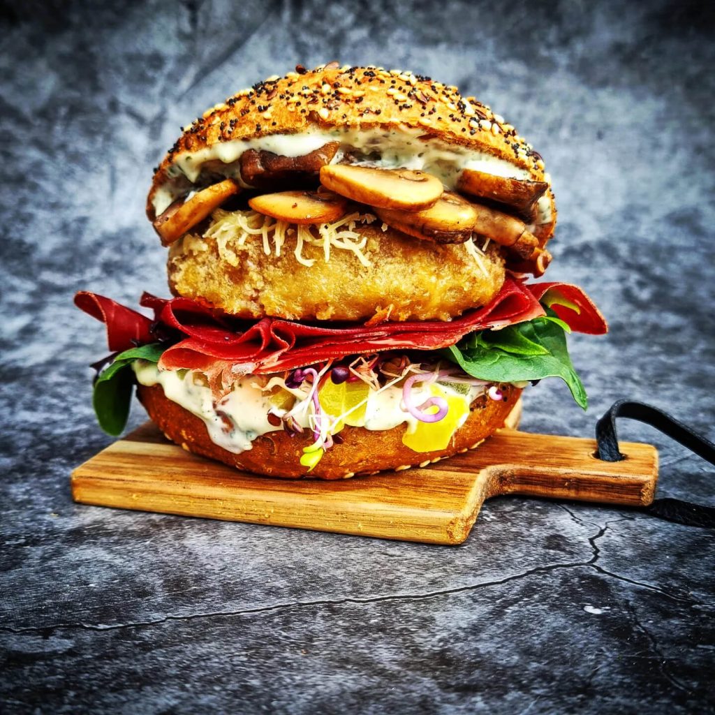 Zwitserse burger met Emmental, Grison en champignons