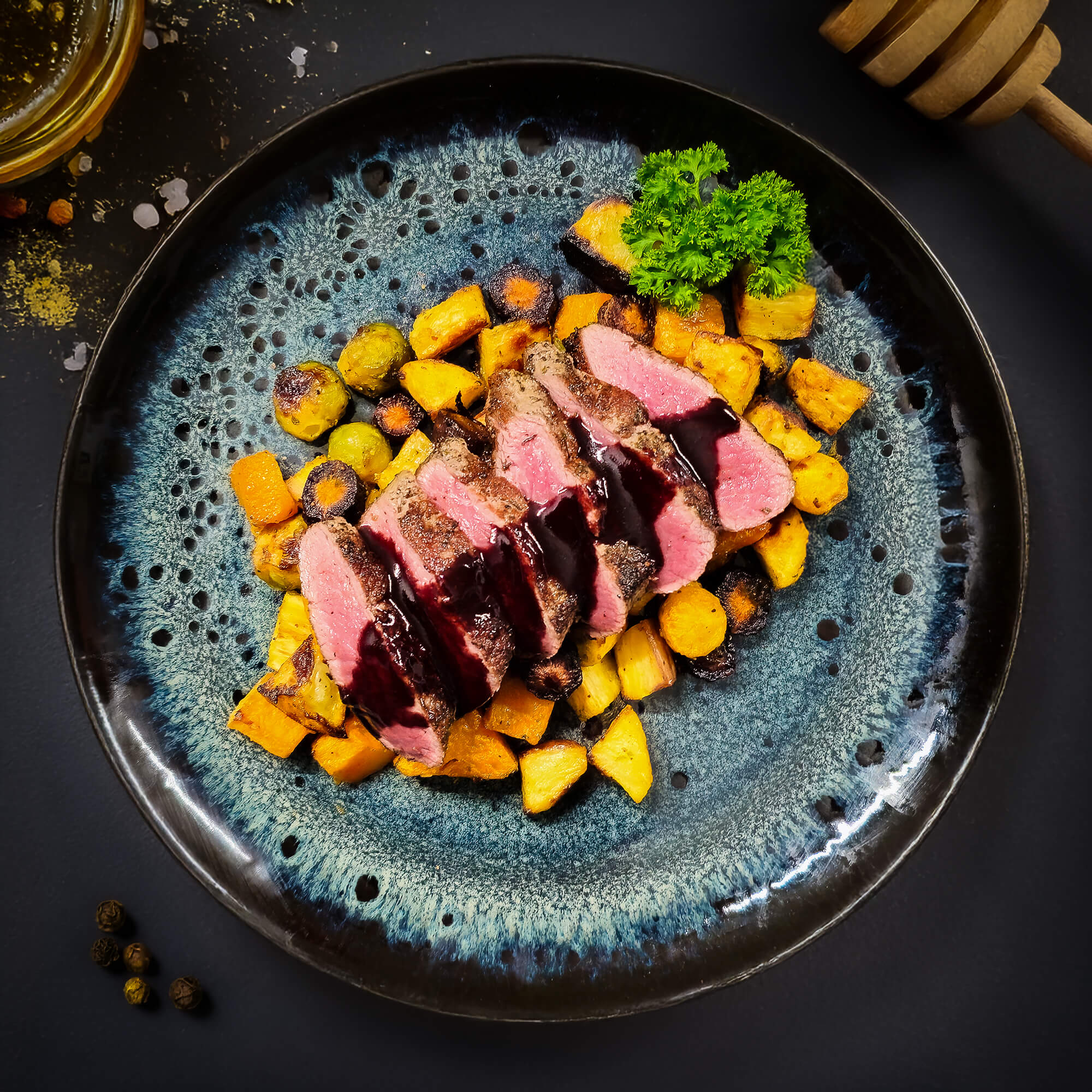 Lamsfilet met winterse traybake en rode wijnsaus