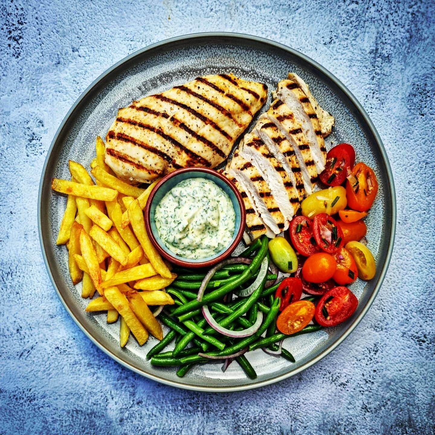 Sappige kipfilet met frietjes, boontjessalade en yoghurtsaus – vers bereid door Keurslager in Brasschaat