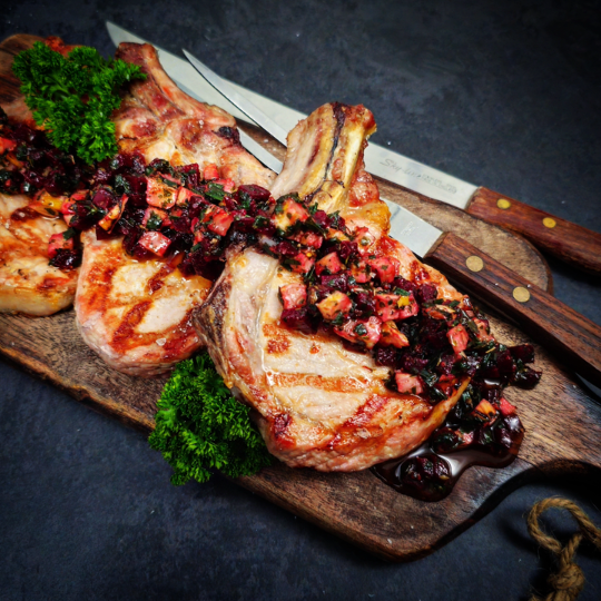 Brasvar kotelet met chimichurri van rode biet en knolselder