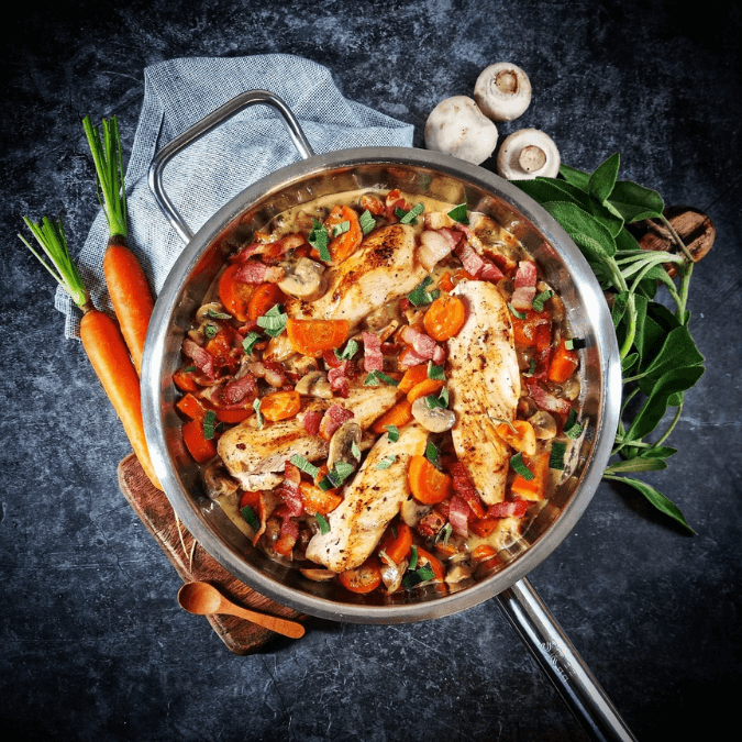 Romige kip met champignons, spekjes en wortels in roomsaus