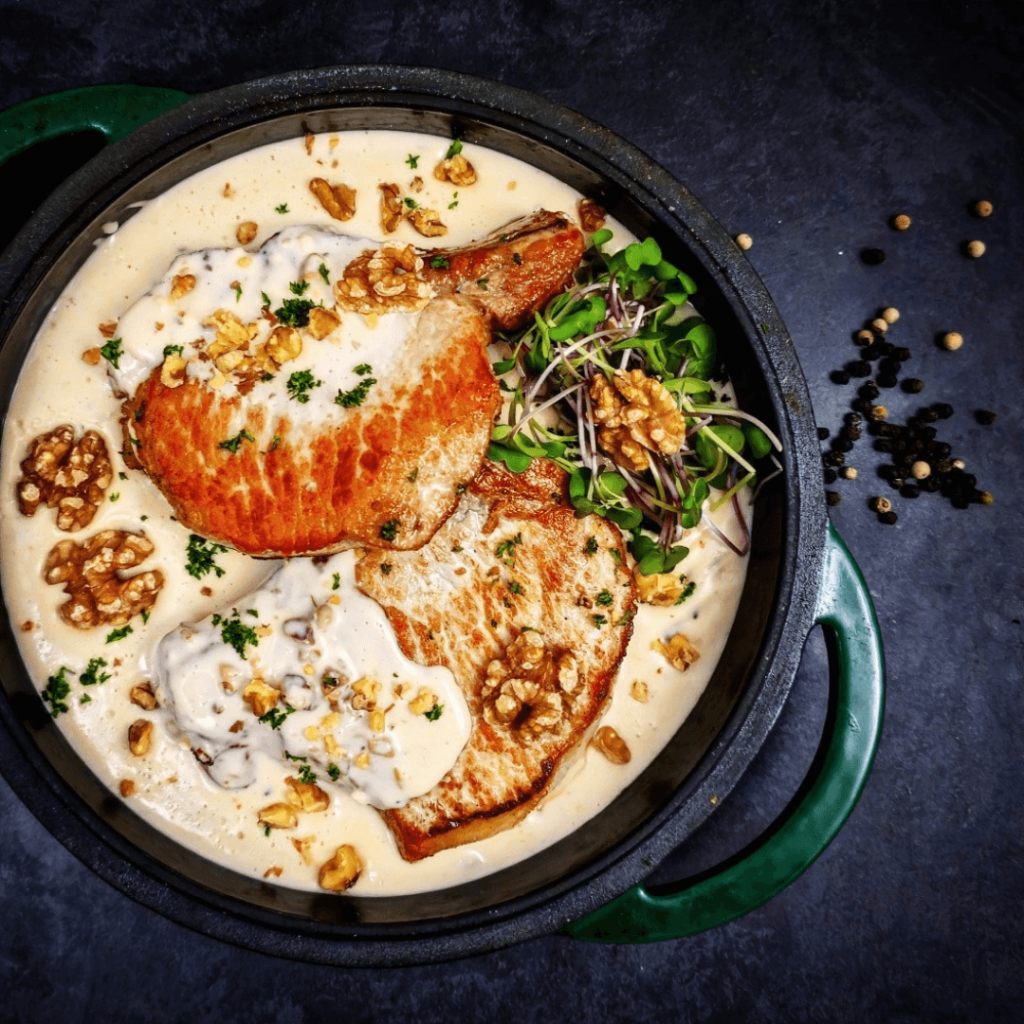 Brasvar koteletten met Rambol notenkaassaus en walnoten, geserveerd met kroketjes