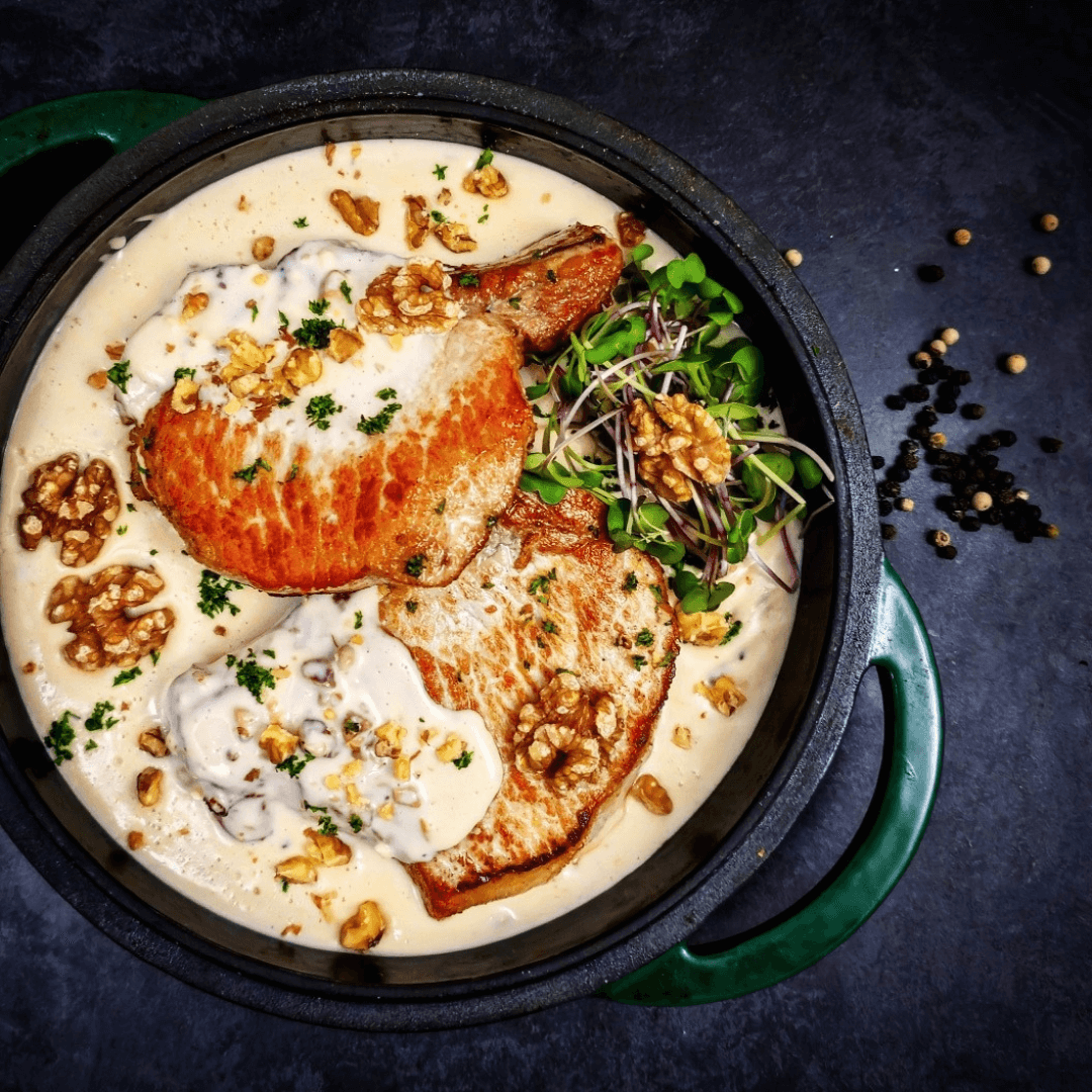 Brasvar koteletten met Rambol notenkaassaus en walnoten, geserveerd met kroketjes