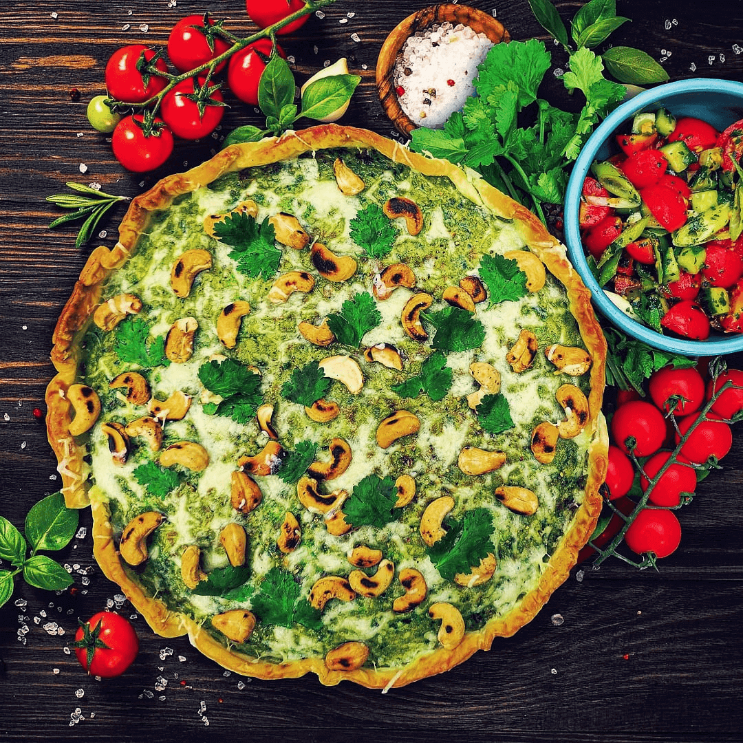 Indische quiche met gehakt, koriander en cashewnoten uit de oven