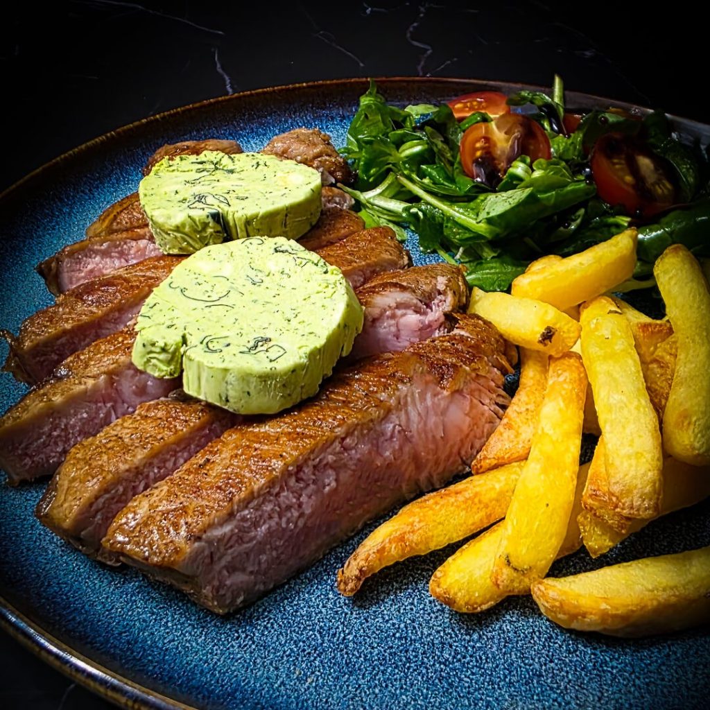 Kalfsentrecote met basilicum-citroenboter, frietjes en salade – vers bereid bij Keurslager De Meulder Brasschaat