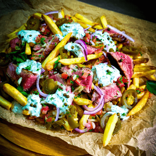 Loaded fries met entrecote, chimichurri-mayonaise en tomatensalsa van Keurslager De Meulder in Brasschaat