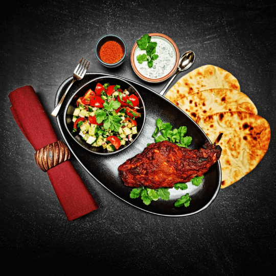 onijn tandoori met kachumber salade, geserveerd met naanbrood en yoghurtdip – recept van Keurslager De Meulder Brasschaat