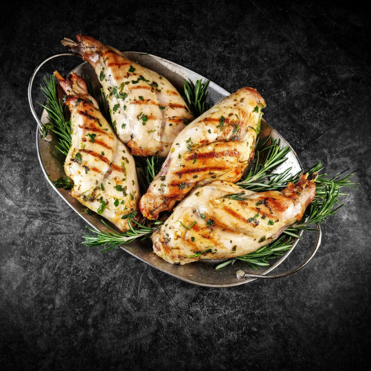 Reverse sear gegrilde konijnenbouten op schaal met tuinkruiden – Keurslager De Meulder Brasschaat