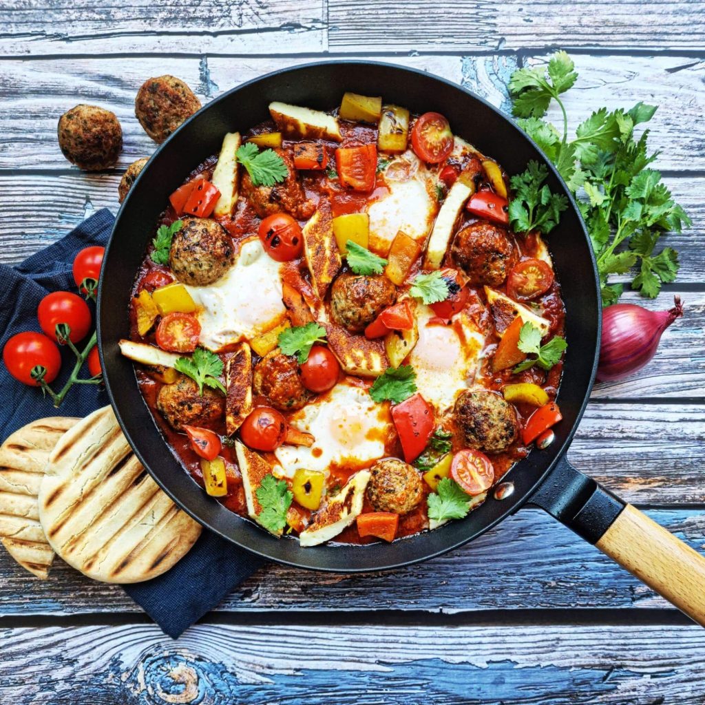 Shakshuka met gehaktballetjes in tomatensaus met eieren en Berloumi – een recept van Keurslager De Meulder in Brasschaat