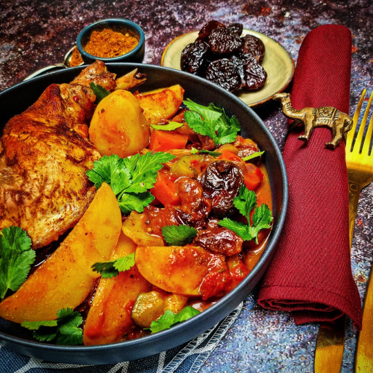 Tajine van konijn met pruimen, wortels en aardappelen – Keurslager De Meulder Brasschaat