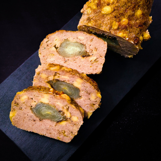 Gehaktbrood met witloof en jonge kaas, vers gesneden door Keurslager in Brasschaat