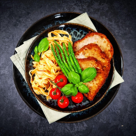 Escalope Milanese met tagliatelle, groene asperges en honingtomaatjes van Keurslager De Meulder Brasschaat
