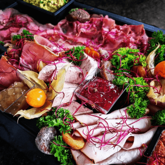 Ambachtelijk koud buffet met fijne vleeswaren en garnituur van Keurslager in Brasschaat