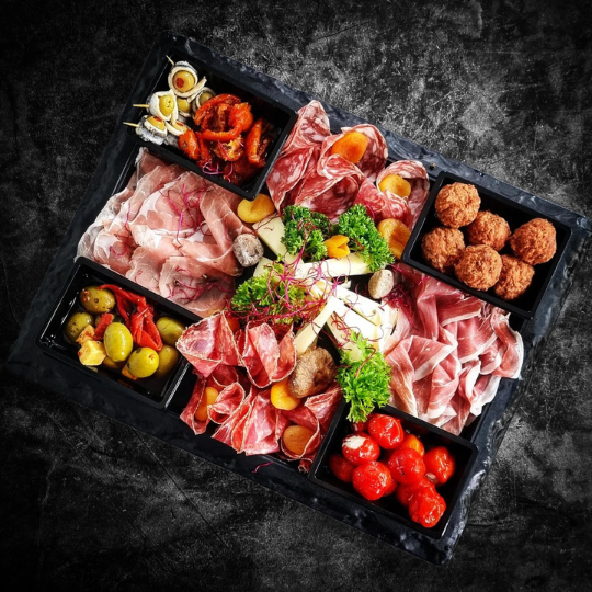 Tapas schotel met ambachtelijke charcuterie en kazen van Keurslager De Meulder in Brasschaat