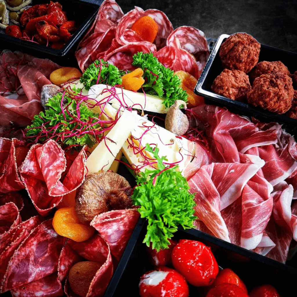 Tapas schotel met ambachtelijke charcuterie en kazen van Keurslager De Meulder in Brasschaat