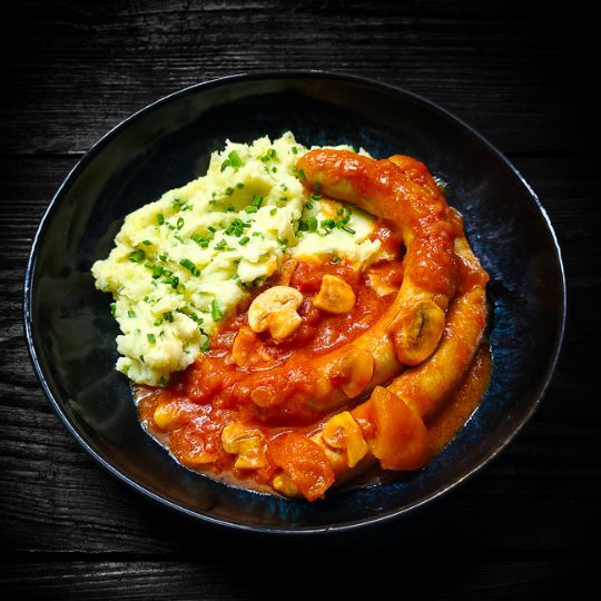 dunne worsten in tomaten champignonsaus met aardappelpuree en bieslook