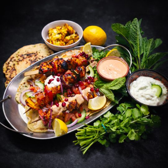 Libanese kalkoen spiesjes uit de airfryer met zelfgemaakt flatbread, groenten en tzatziki