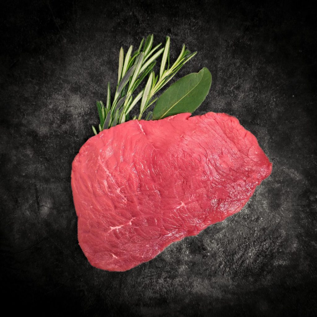 Rauwe biefstuk of rumsteak van rundvlees met rozemarijn op donkere achtergrond