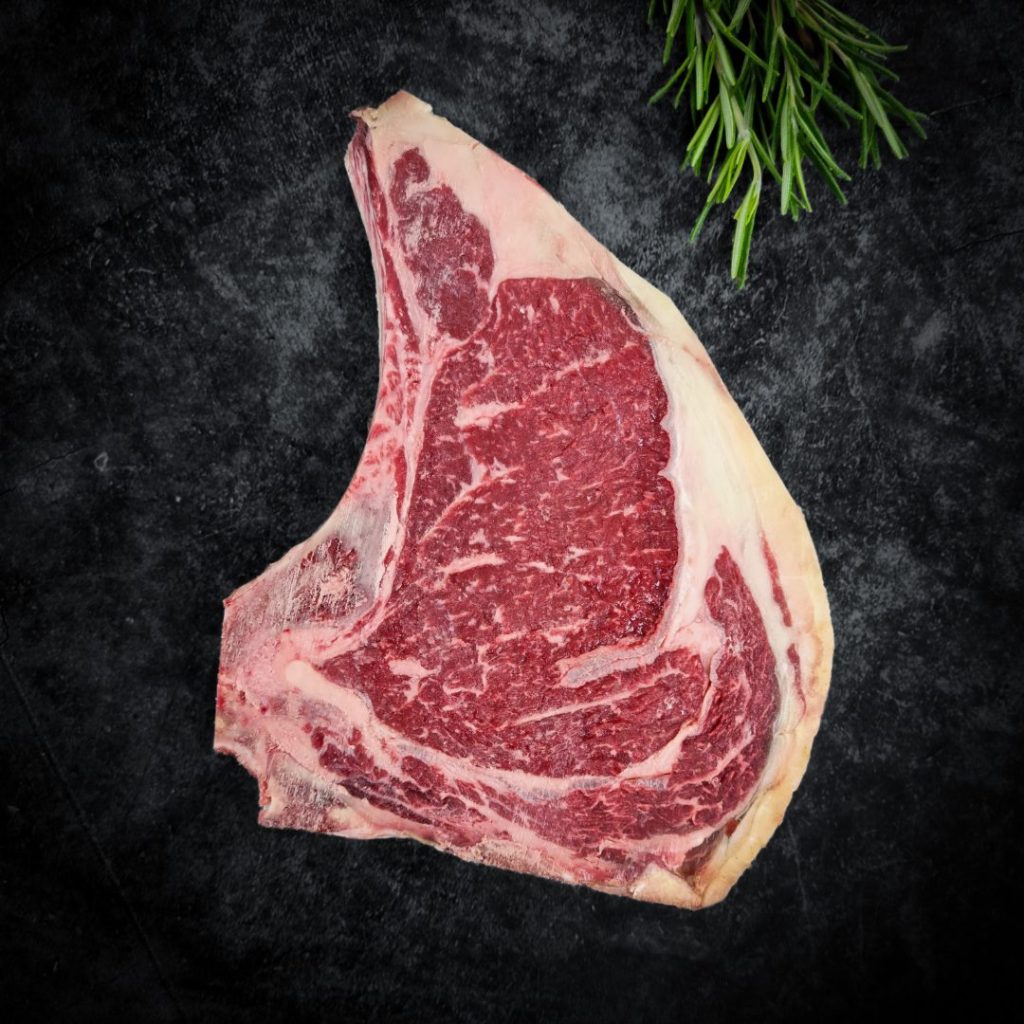 Rauwe entrecote steak met mooie marmering op donkere achtergrond