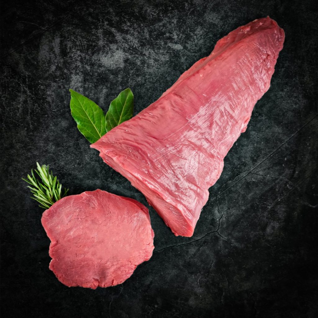 Rauwe filet pur of ossenhaas met tournedos op donkere achtergrond