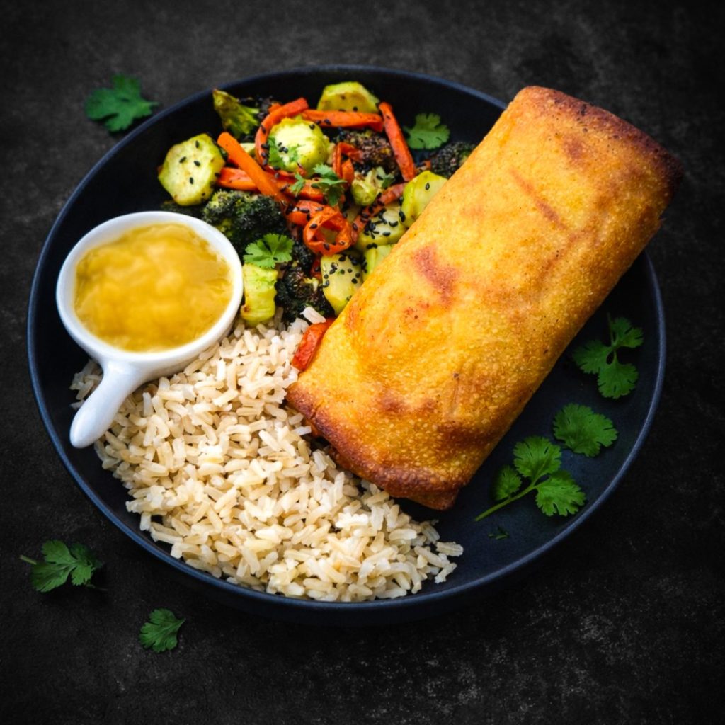 Airfryer loempia met broccoli en wortel geserveerd met rijst en curry