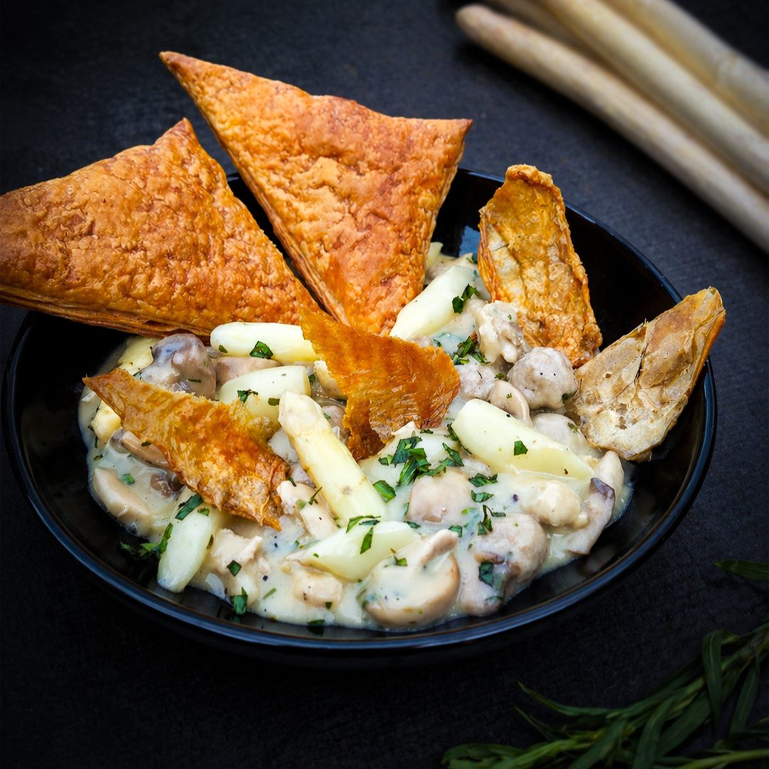 lente vol-au-vent bowl met witte asperges kip en kalfsballetjes