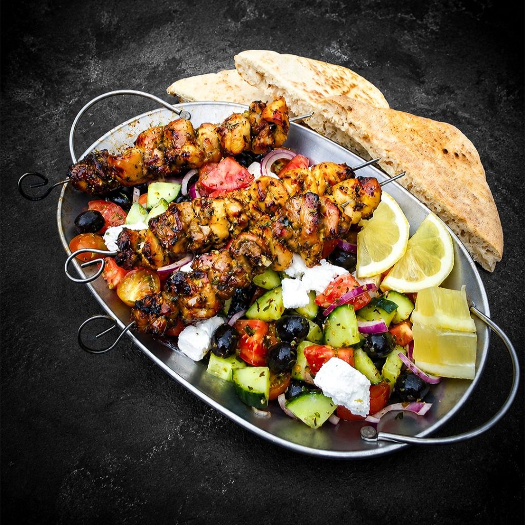 Sticky Griekse souvlaki van kippendijtjes met pita, feta en tzatziki