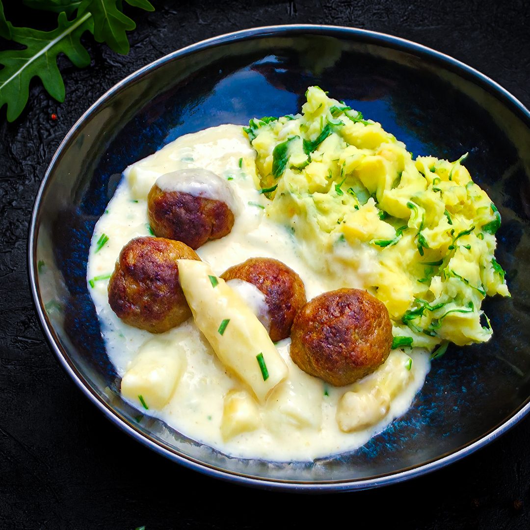 Balletjes in romige aspergesaus met waterkerspuree en bieslook