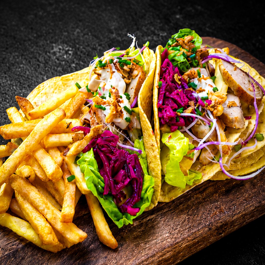 Belgische street taco's met BBQ-worst, frietjes en frisse salade op houten serveerplank