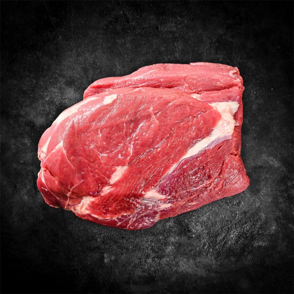 Borst of brisket van rundvlees op donkere achtergrond