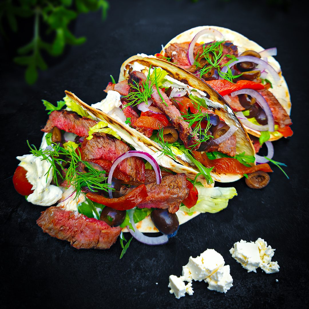 Gemarineerde steak taco's met whipped feta, gegrilde paprika en Kalamata-olijven
