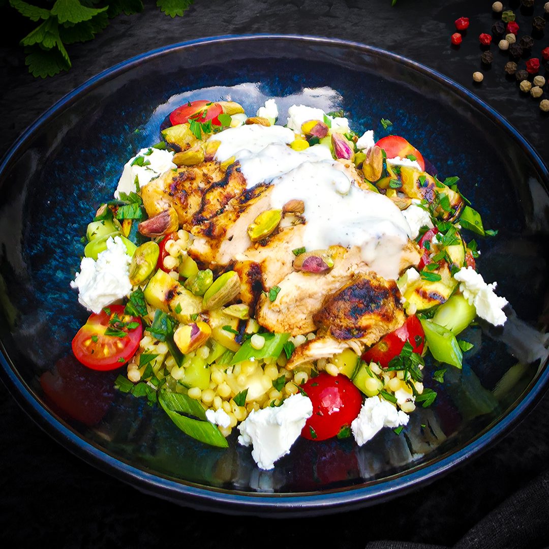Salade met kruidige kip en parelcouscous, feta en pistache