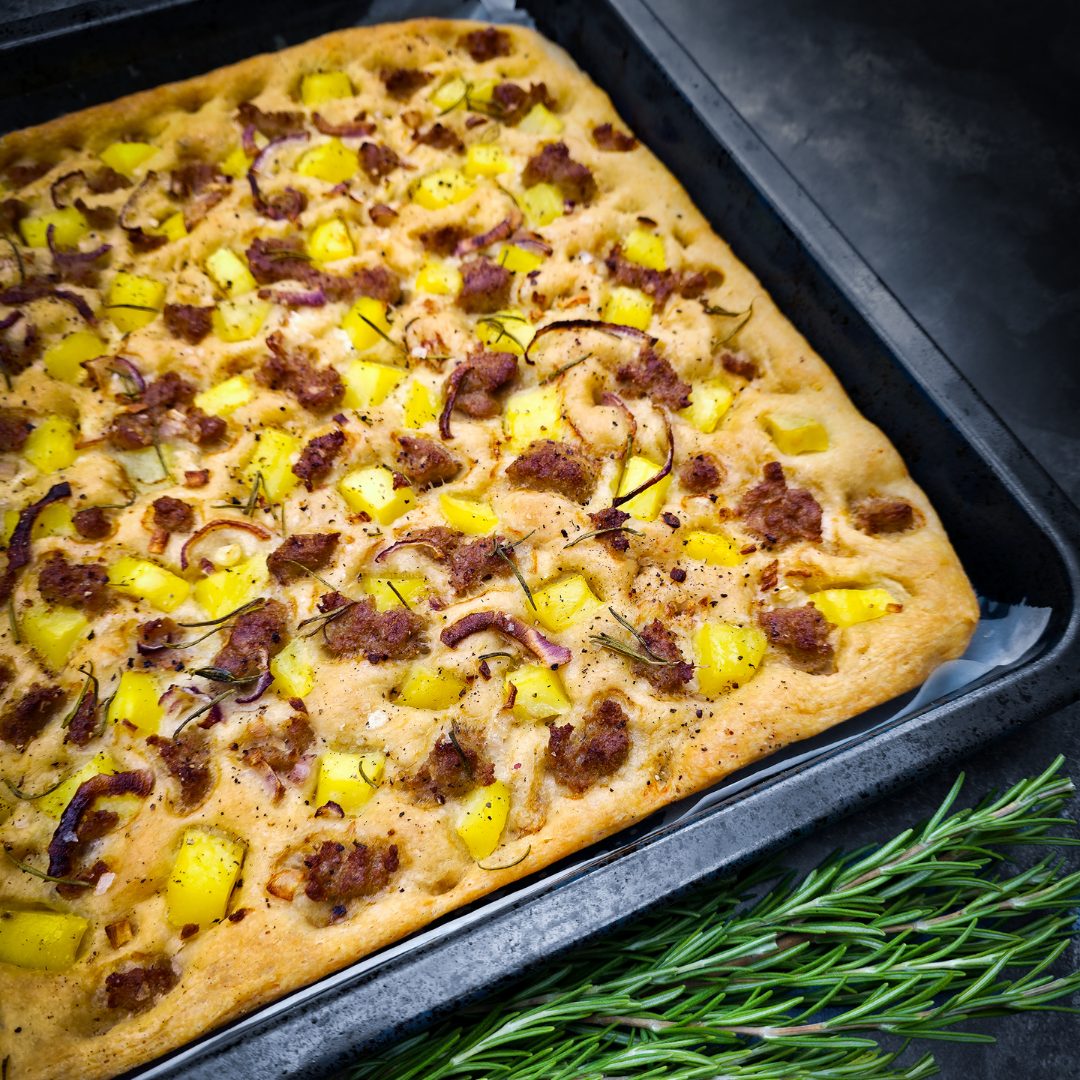 Focaccia met worst en aardappel, rode ui en rozemarijn