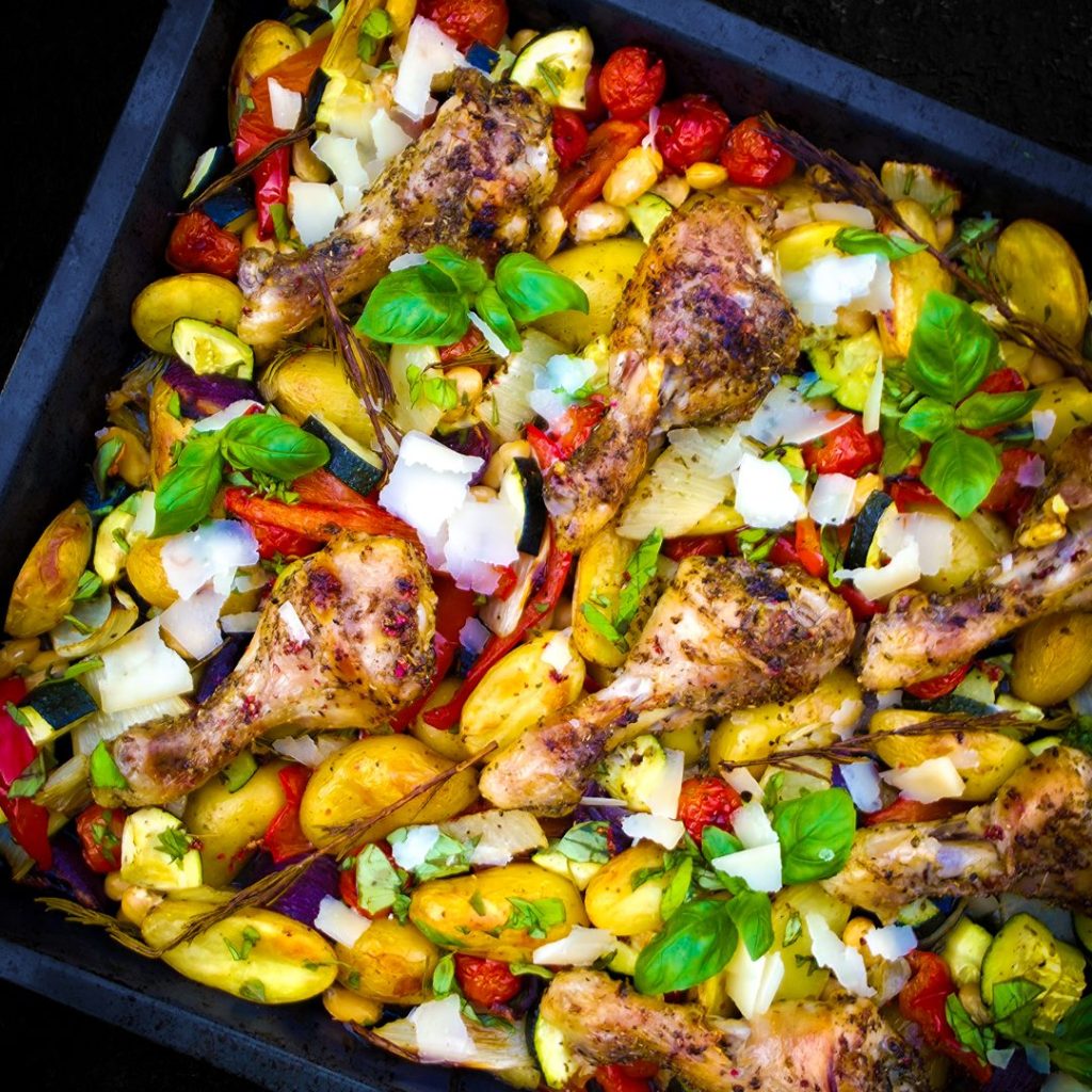 Italiaanse traybake met kippenboutjes, krieltjes en groenten