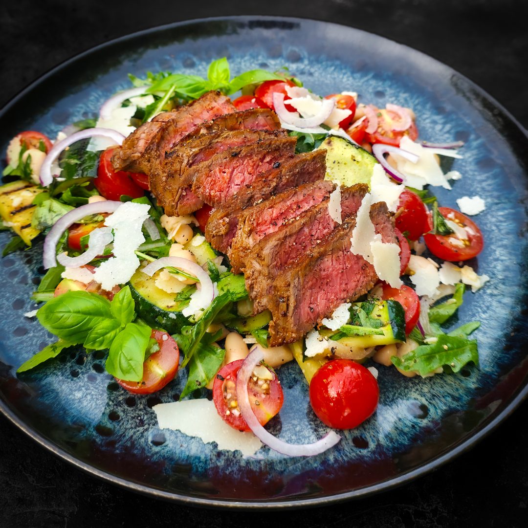 Tagliata van gemarineerde steak met Italiaanse salade