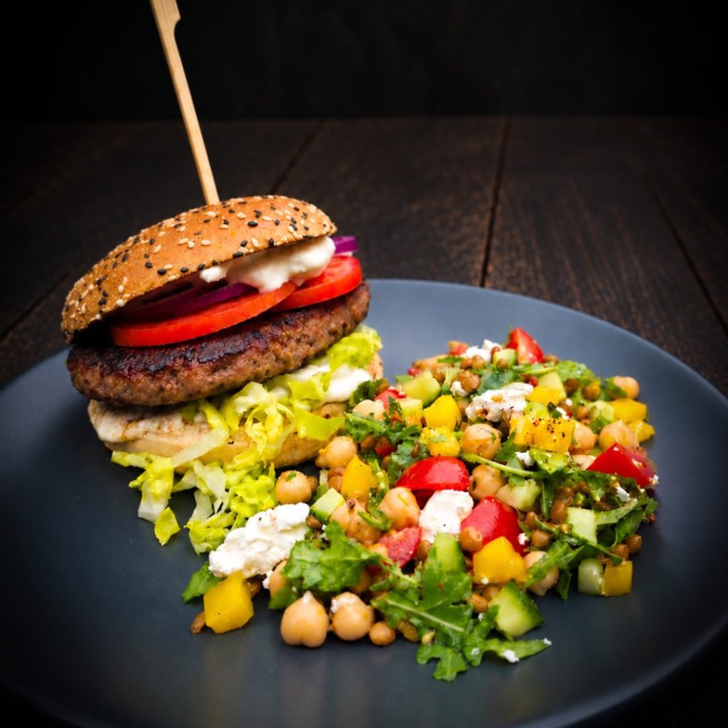Entrecoteburger met tzatziki en kikkererwten-linzensalade