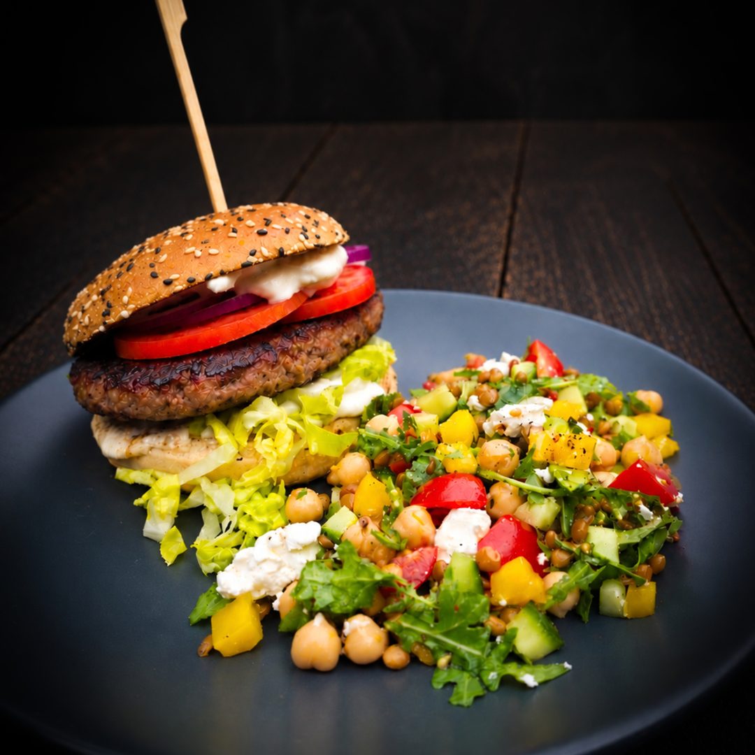 Entrecoteburger met tzatziki en kikkererwten-linzensalade