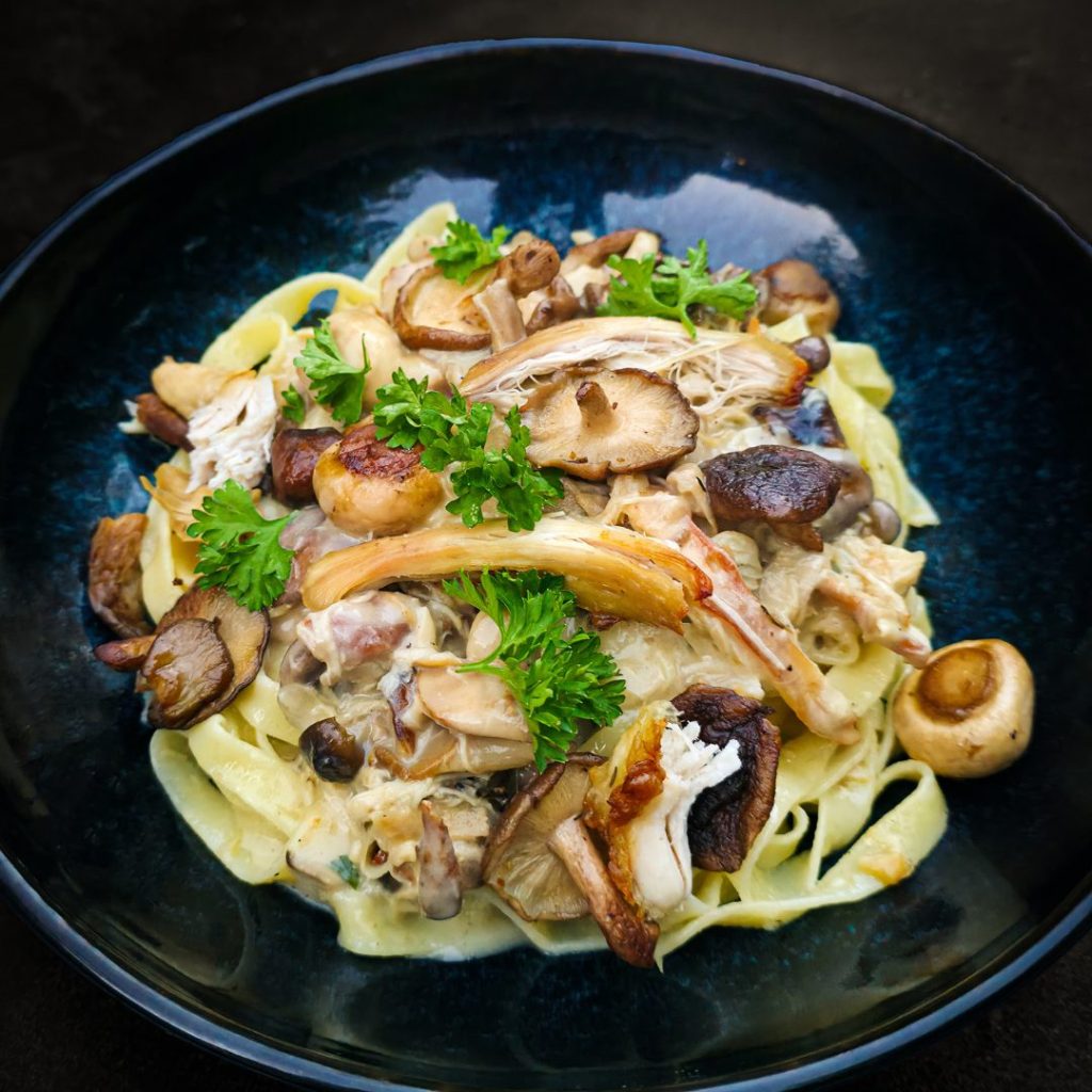 Romige herfstpasta met kip en bospaddenstoelen