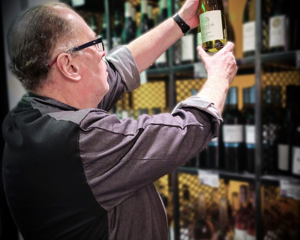 Keurslager Jan De Meulder selecteert wijnen in Brasschaat